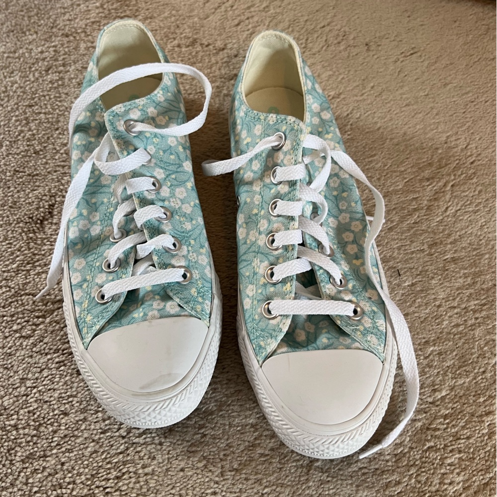 Super cute Converse